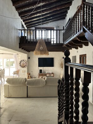 Smart-tv, een open haard, boeken en een stereo