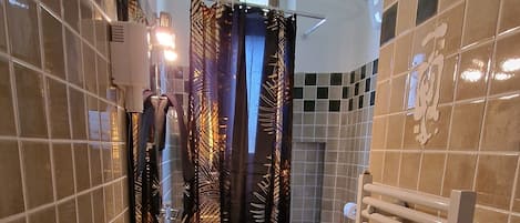 Secador de cabelo, bidê, toalhas de banho, sabonete