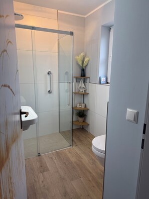 Haartrockner, Handtücher, Seife, Toilettenpapier