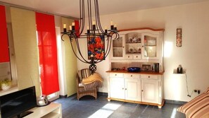 TV, peis, bøker og musikkbibliotek