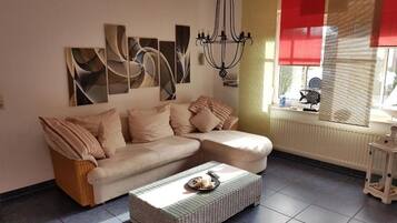 Fernseher, Kamin, Bücher, Musikbibliothek