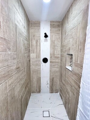 Douche, sèche-cheveux, serviettes fournies