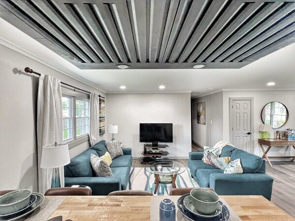 TV, video games, books, offices - Fun Family Retreat w/ Foosball, Arcade & Patio (Decatur)