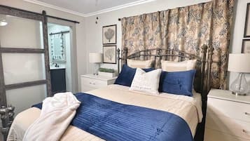3 bedrooms, desk, iron/ironing board, WiFi