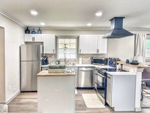 Fridge, microwave, oven, stovetop - Fun Family Retreat w/ Foosball, Arcade & Patio (Decatur)