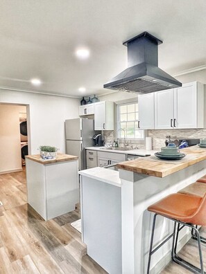 Coffee/tea maker, fridge, microwave, oven - Corporate Stay: 3BR, Arcade, Patio & Fast WiFi (Decatur)