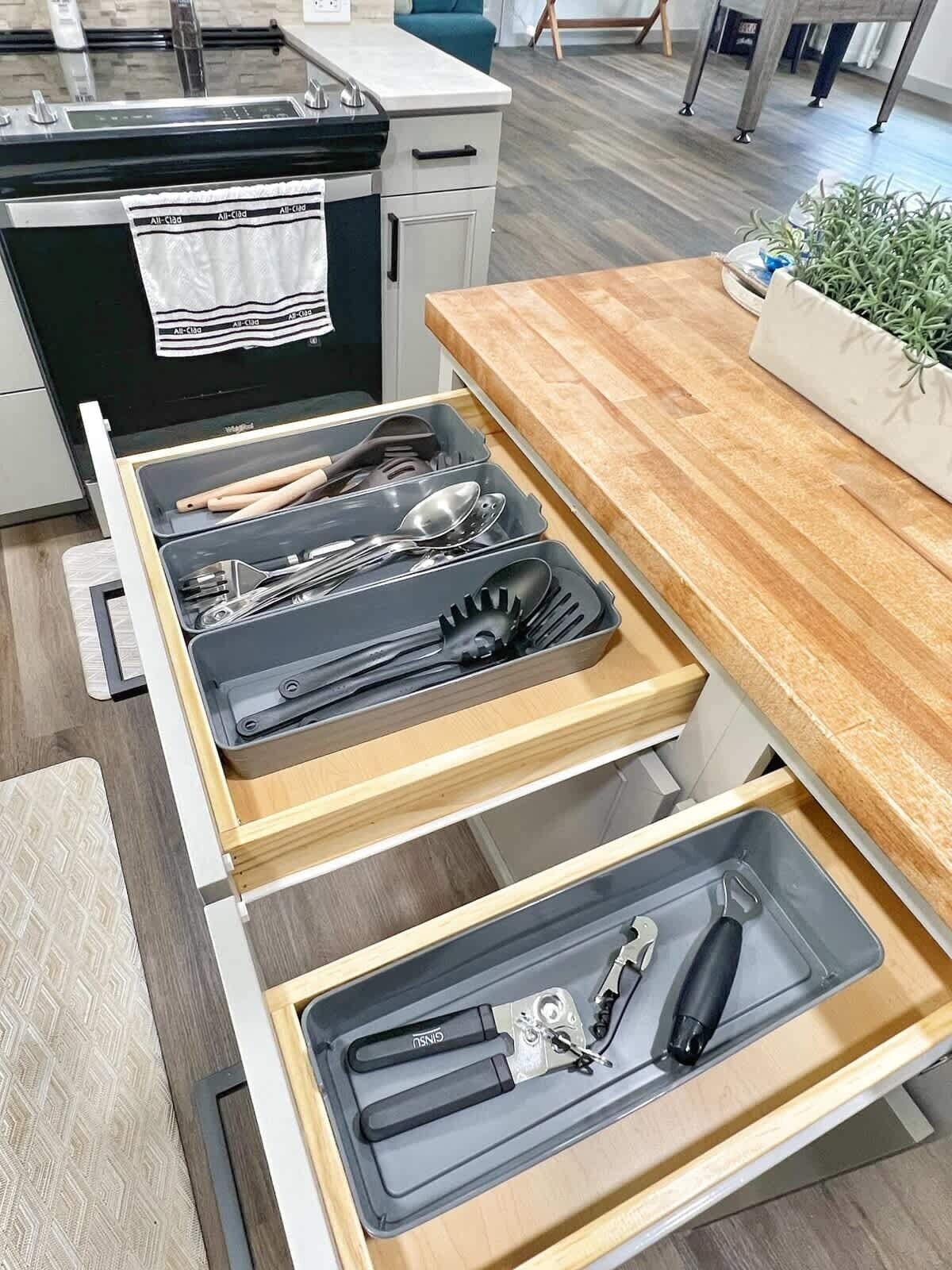 Wasserkocher mit Kaffee-/Teezubehör, Kühlschrank, Mikrowelle, Ofen