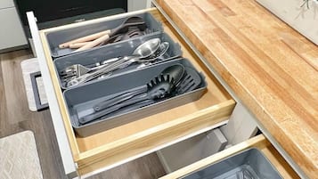 Wasserkocher mit Kaffee-/Teezubehör, Kühlschrank, Mikrowelle, Ofen
