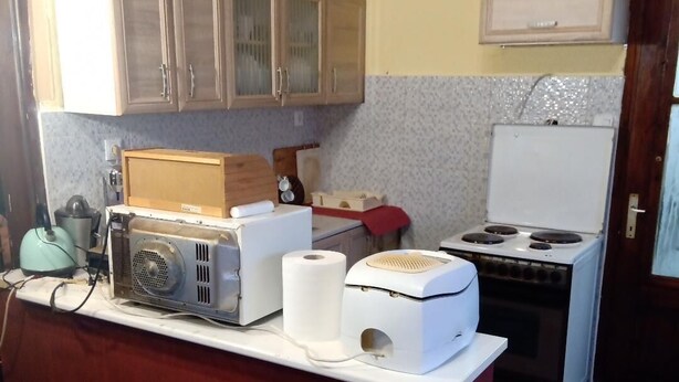Una cocina compacta con una isla central, estufa y refrigerador.