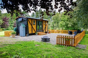 Property grounds - Luxury Shepherds Hut in stunning location (Llandrindod Wells)