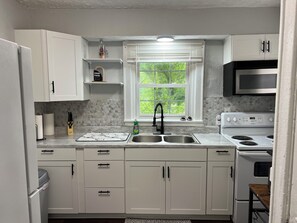 Geladeira, micro-ondas, fogão, cooktop