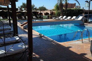 室外泳池；泳池傘、躺椅