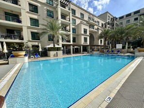 Outdoor pool - Lux BnB Travo Tower I Private Garden I Lake View (Dubai)
