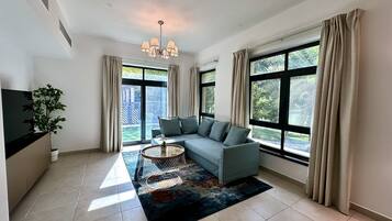 Exclusive-Apartment | Wohnbereich | 60-Zoll-Smart-TV mit Digitalempfang, Netflix, Streaming-Dienste