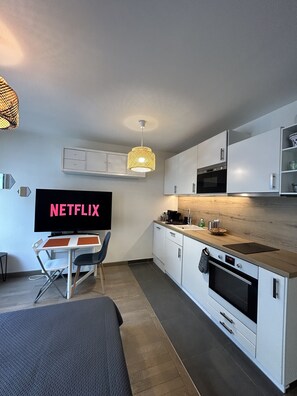 Kjøleskap, mikrobølgeovn, ovn og oppvaskmaskin