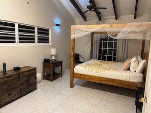 3 habitaciones, tabla de planchar con plancha y cuna de viaje