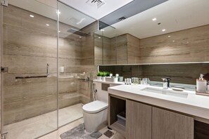 Premium-Apartment, 1 Schlafzimmer, Balkon, Stadtblick | Badezimmer | Badewanne und Dusche (separat), kostenlose Toilettenartikel