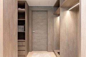 Premium-Apartment, 1 Schlafzimmer, Balkon, Stadtblick | Schrank