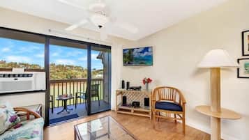 Condo, 2 quartos | Área de estar