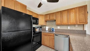 Condo, 2 quartos | Cozinha privada | Geladeira, fogão, cafeteira/chaleira, torradeira