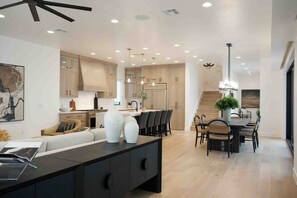 Casa, varias habitaciones | Cocina privada | Refrigerador, horno, cafetera y tetera y tostadora