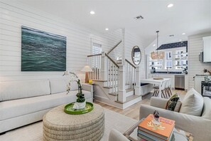 Smart-TV, DVD-spiller, bøker og filmbibliotek