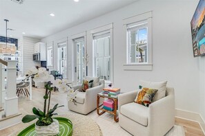 Smart-TV, DVD-spiller, bøker og filmbibliotek