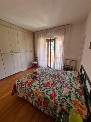 Appartamento City | Biancheria da letto ipoallergenica, una scrivania, ferro/asse da stiro