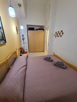 Basic Apartment | Hypo-allergenic bedding, desk, iron/ironing board, free WiFi