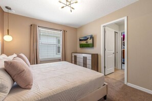 10 habitaciones, tabla de planchar con plancha, cuna de viaje y wifi
