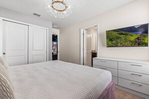 10 habitaciones, tabla de planchar con plancha, cuna de viaje y wifi
