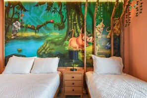 10 Schlafzimmer, Schreibtisch, Bügeleisen/Bügelbrett, Reisekinderbett