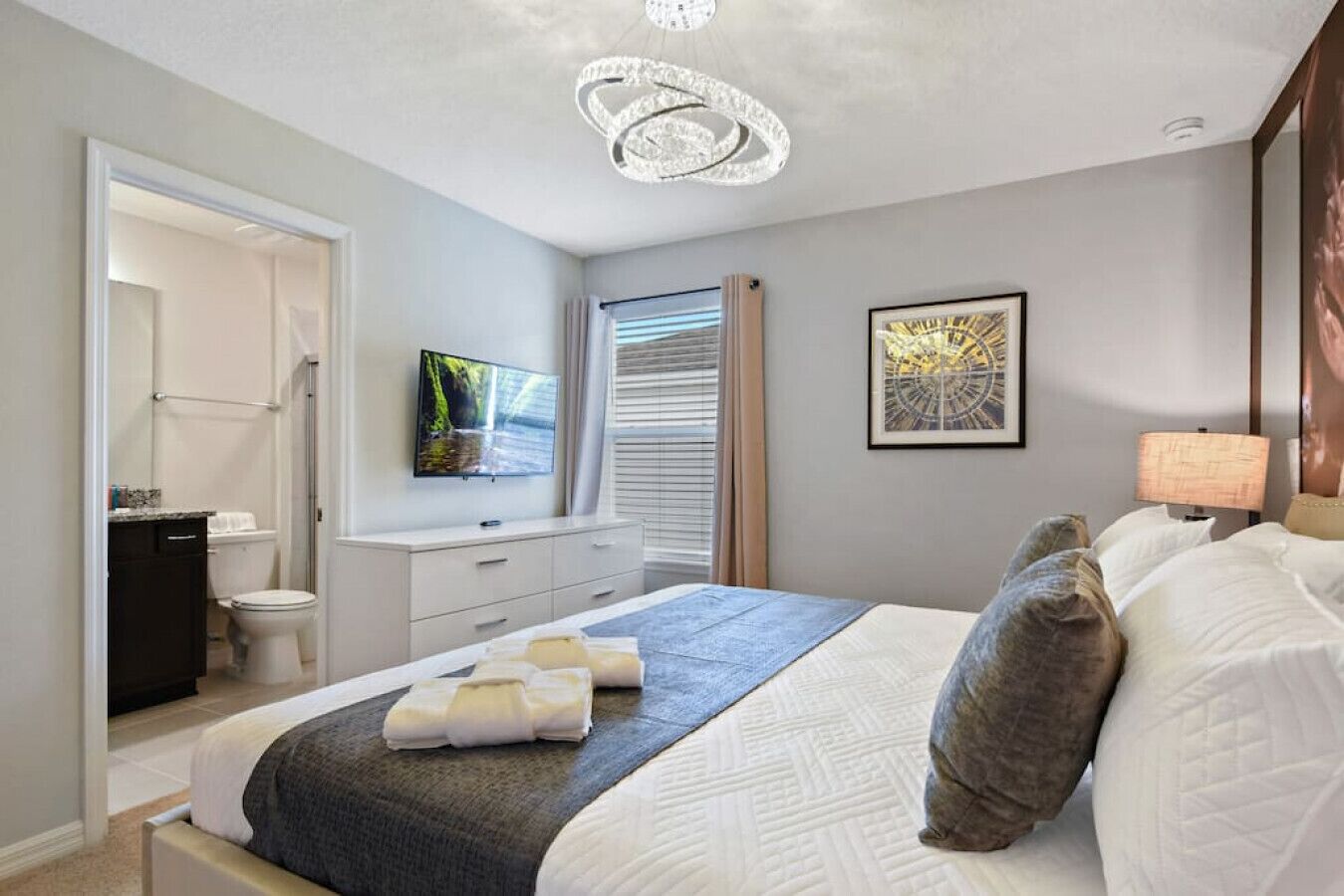 10 chambres, bureau, fer et planche à repasser, lit de bébé portatif