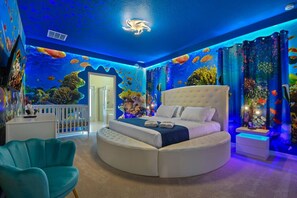 10 Schlafzimmer, Schreibtisch, Bügeleisen/Bügelbrett, Reisekinderbett