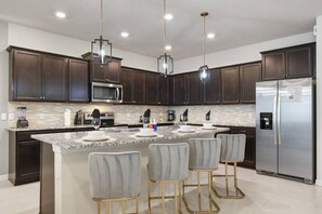 Kylskåp, mikrovågsugn, ugn och spishäll