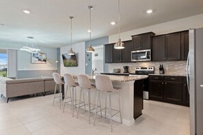 Refrigerador, microondas, horno, placa de cocina