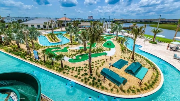 Un complexe hôtelier doté d’une grande piscine, d’un toboggan aquatique et d’un parcours de golf.