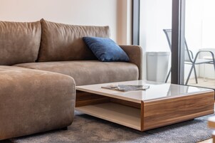 Apartamento Business | Zona de estar | Una televisión de pantalla plana