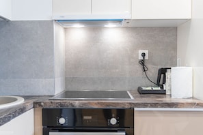 Apartament empresarial | Cuina privada | Frigorífic gran, microones, forn i placa de cuina