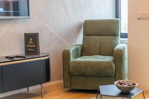 エクスクルーシブ アパートメント | リビング エリア | 薄型テレビ