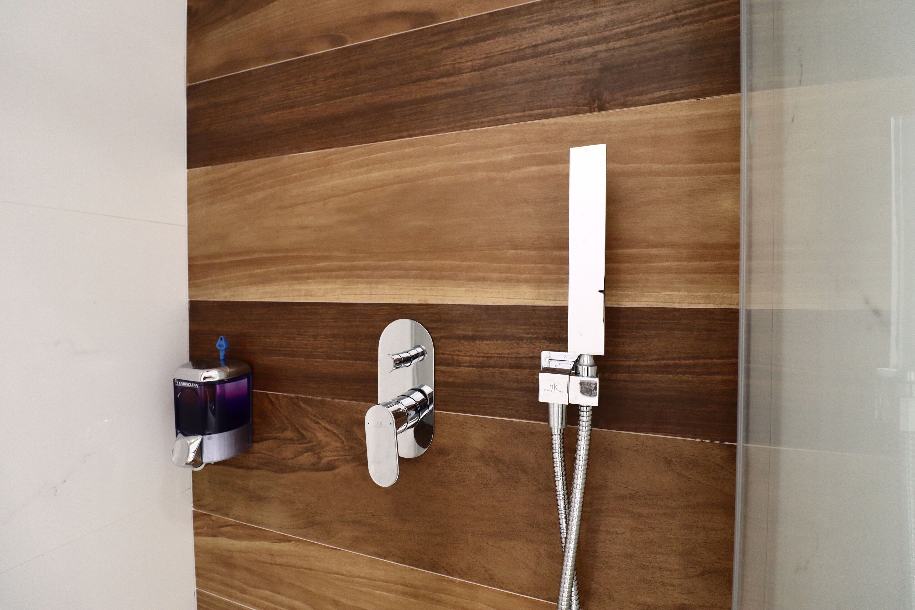 Business appartement | Badkamer | Gratis toiletartikelen, een haardroger, handdoeken, toiletpapier