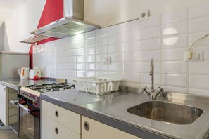 Cafeteira/chaleira, geladeira, micro-ondas, fogão