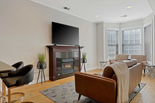 Chic Urban Retreat Near Wrigley Field w/Parking