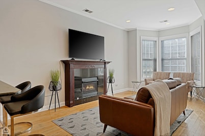 Chic Urban Retreat Near Wrigley Field w/Parking