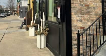 Chic Urban Retreat Near Wrigley Field w/Parking