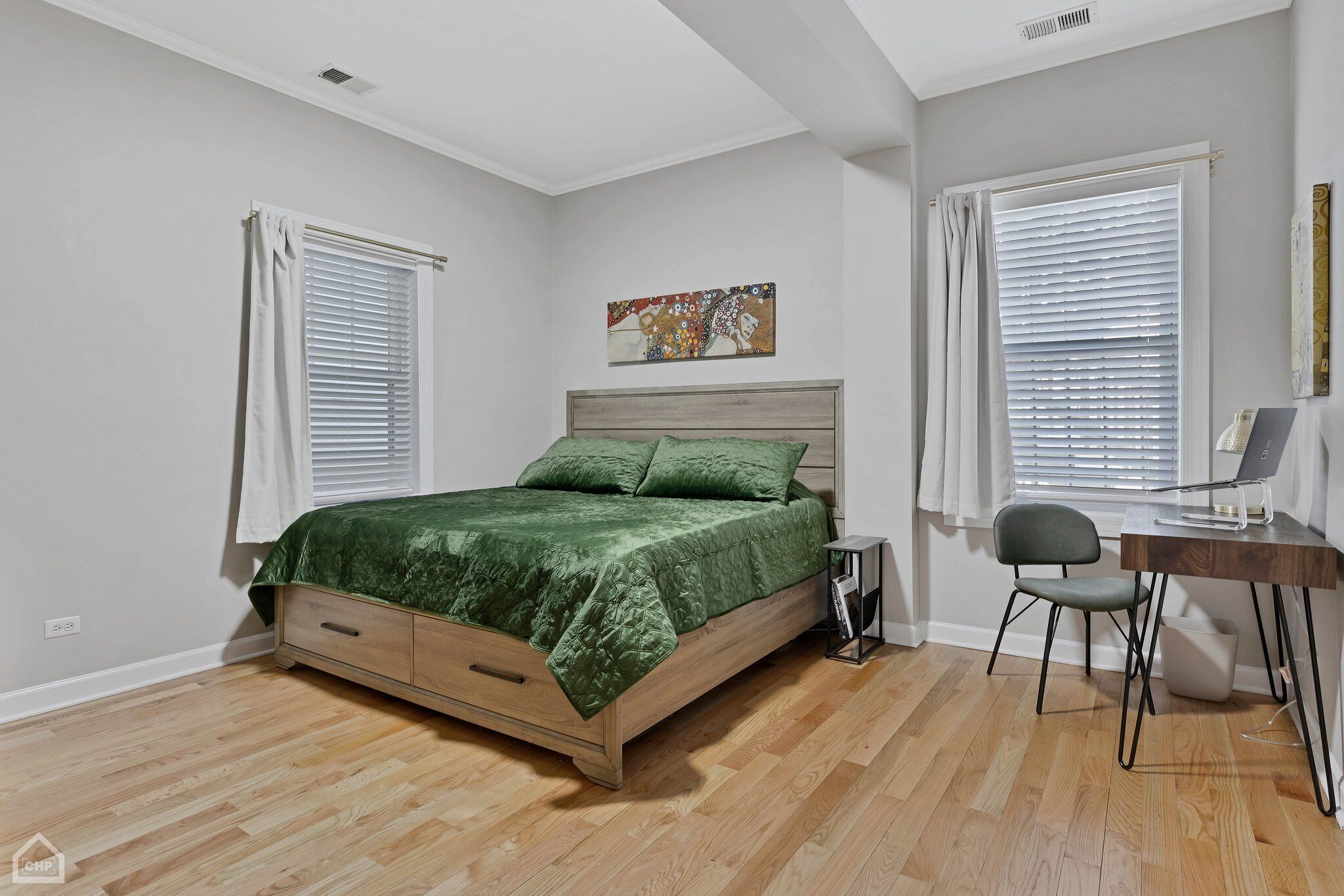 Une chambre à coucher avec un lit, un bureau et une chaise.