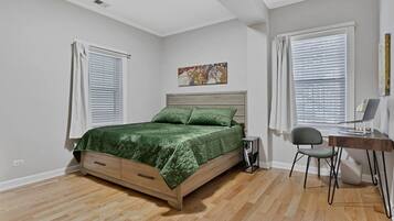 Une chambre à coucher avec un lit, un bureau et une chaise.