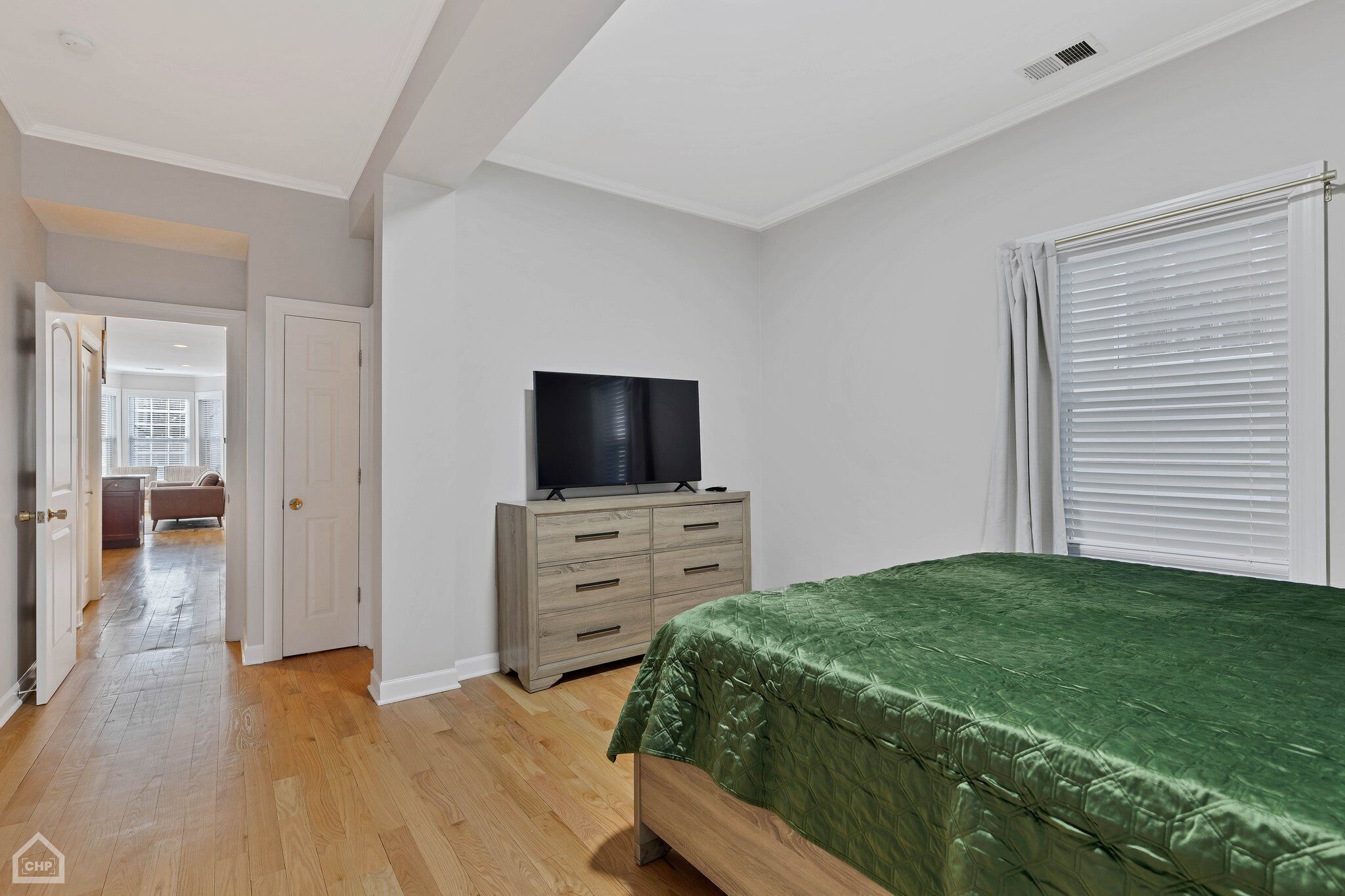 2 dormitorios, escritorio, tabla de planchar con plancha y cuna de viaje