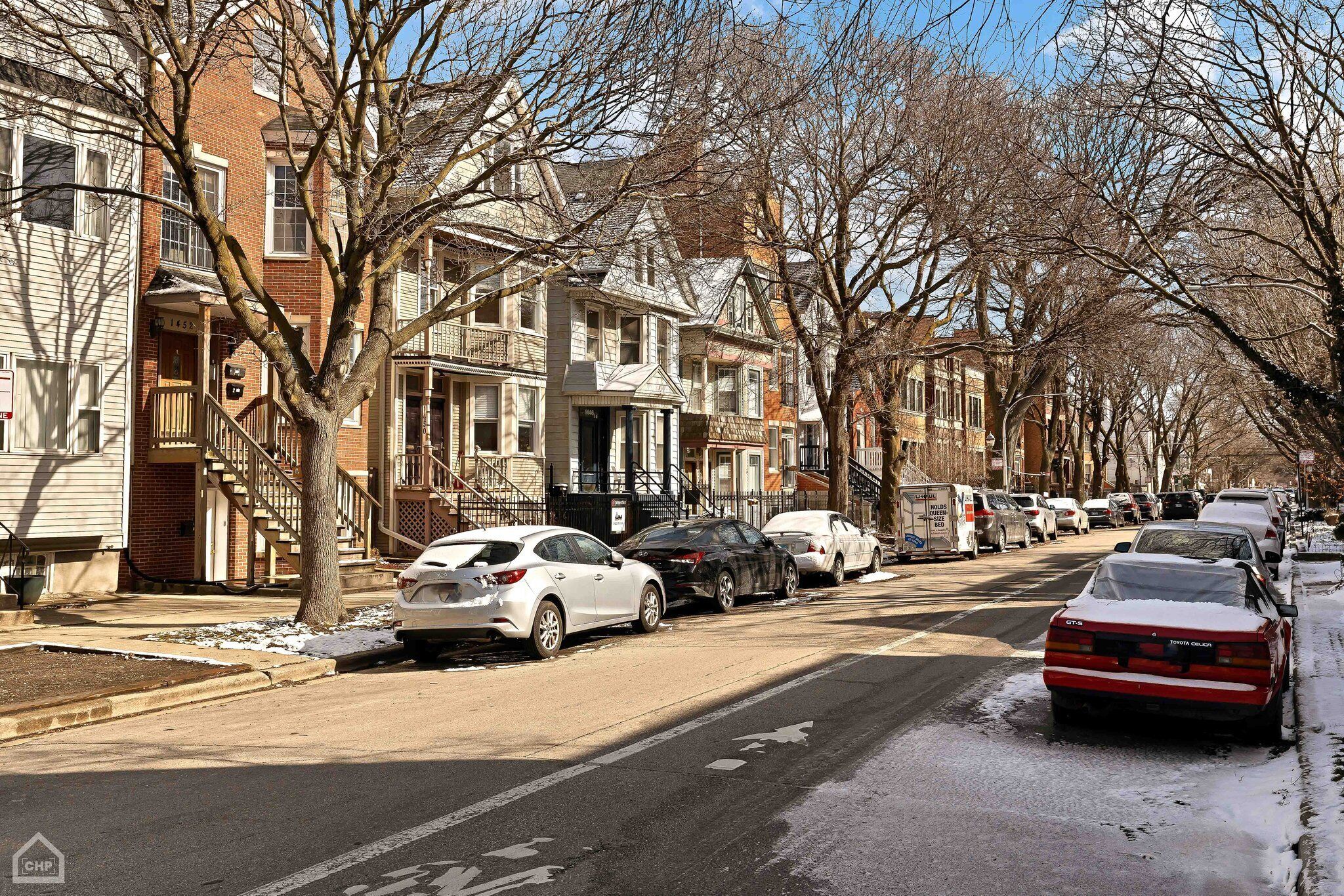 Una hilera de casas adosadas con una calle de por medio.
