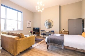 Bureau, fer et planche à repasser, Wi-Fi, draps fournis